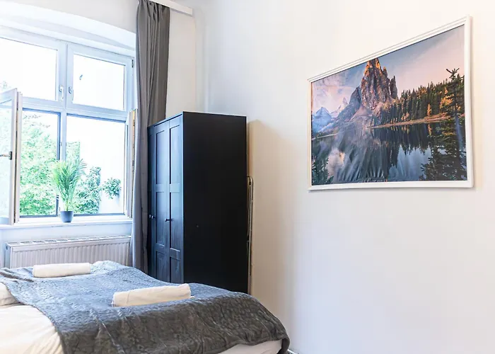 Апартаменты Chic & Cozy 2br Near U6 Schoepfwerk Station *